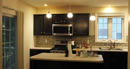 Private room and full bathroom in NH