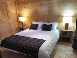 4 bedrooms, iron/ironing board, travel cot, WiFi
