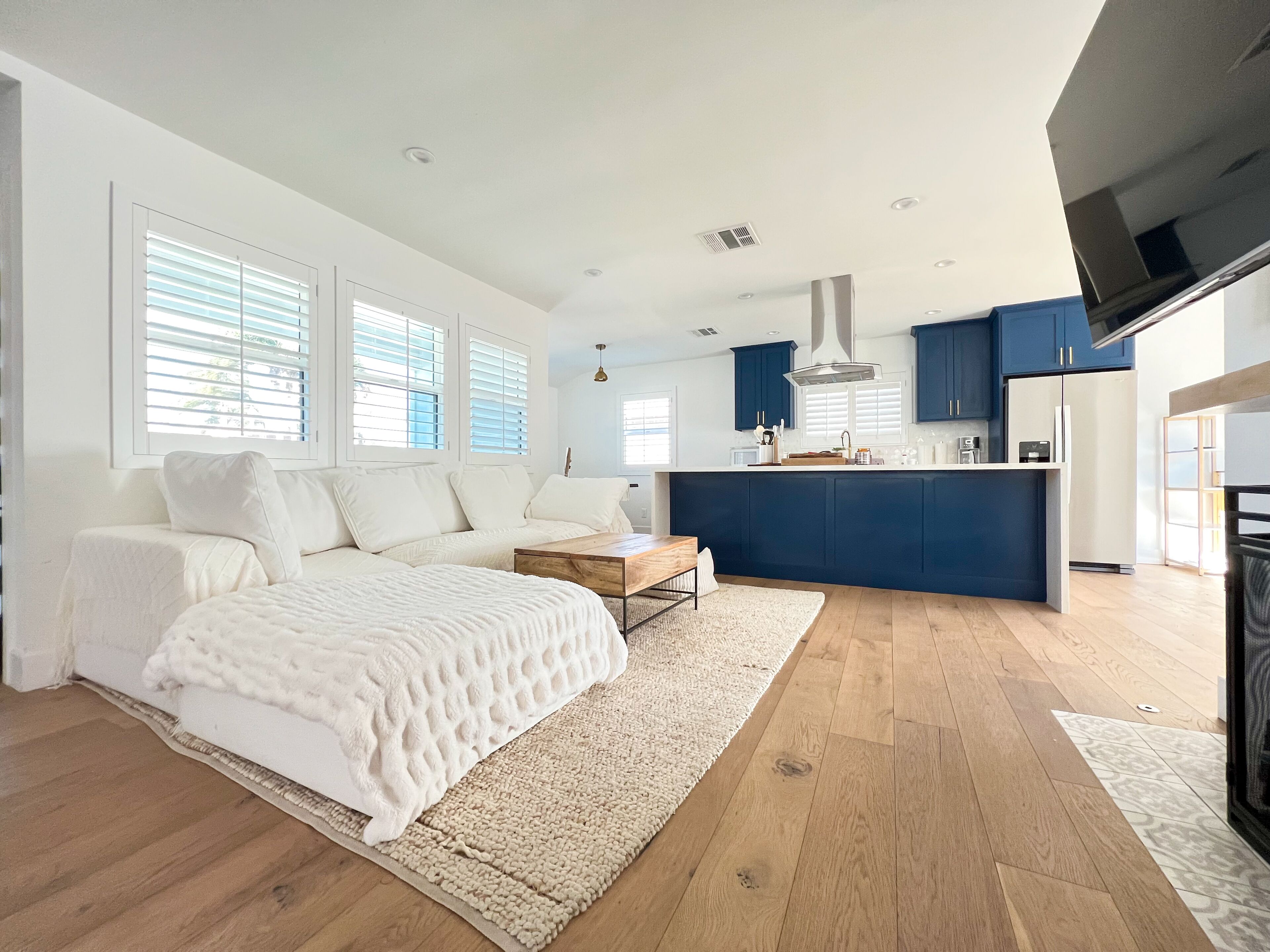 Modern Farm House 3 bedrooms 2 bathrooms with Backyard and Front Yard