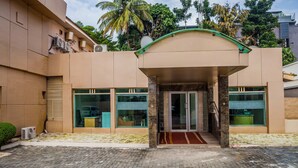 Un bâtiment doté d’une entrée abritée, de grandes fenêtres et de climatiseurs.