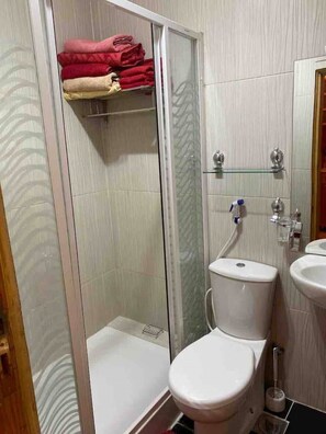 Dusche, Handtücher, Toilettenpapier