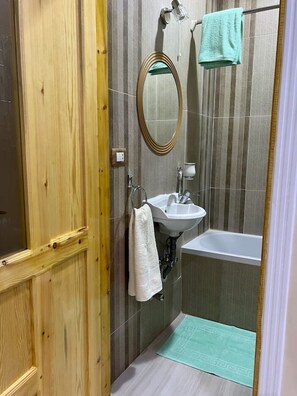 Combined shower/bathtub, towels, toilet paper