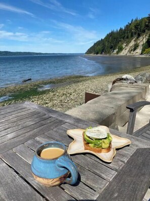 Outdoor dining - Stunning NW white sandy beach! (Tulalip Bay)