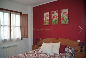 4 dormitorios, tabla de planchar con plancha, cuna de viaje