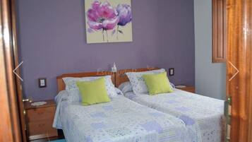 4 dormitorios, tabla de planchar con plancha, cuna de viaje