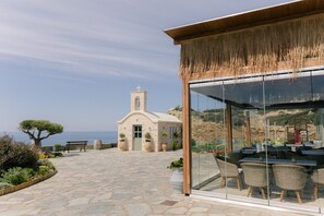 Outdoor dining - Rock Bay Villas - villa AROMA with 5 Bedrooms and Private Pool (Agia Pelagia)
