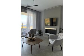 Una Smart TV, una chimenea