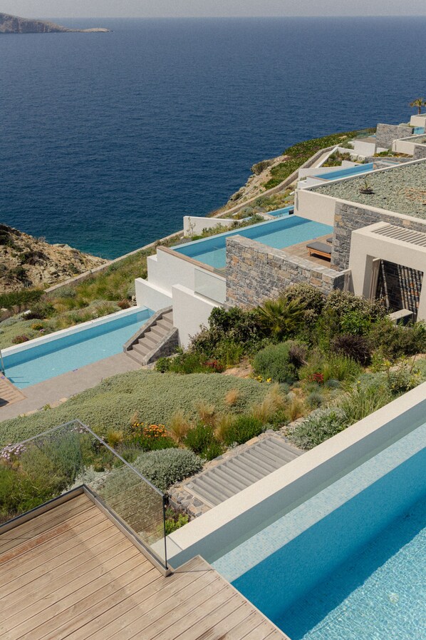Property grounds - Rock Bay Villas - villa AROMA with 5 Bedrooms and Private Pool (Agia Pelagia)
