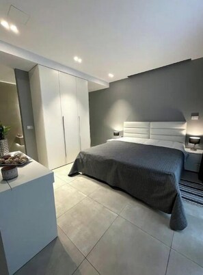 5 bedrooms, in-room safe, desk, iron/ironing board