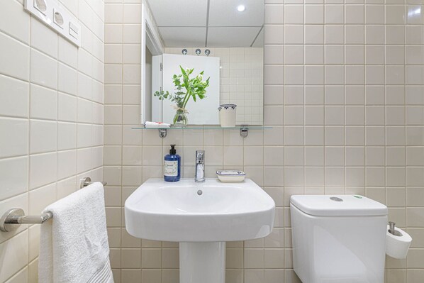 Bruser, hårtørrer, håndkl æder, Sæbe