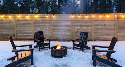 Modern Bend Retreat. Private Hot-tub. Fenced Yard. Pet-Friendly