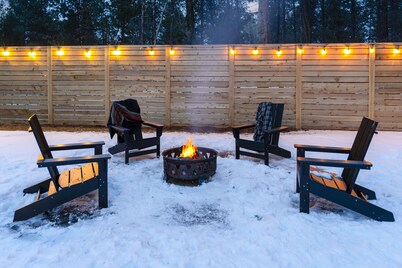 Modern Bend Retreat. Private Hot-tub. Fenced Yard. Pet-Friendly