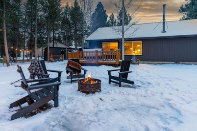 Bend Modern Cabin w/ Private Hot Tub . Fenced Yard, Game Room, Pet-Friendly