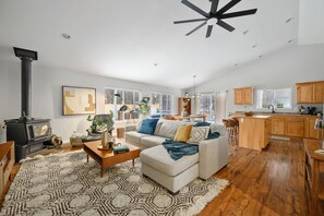 TV connectée, cheminée, baby-foot, livres