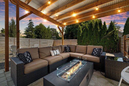 Luxury McMinnville Craftsman • Walk to 3rd St • Hot Tub + Fire Pit
