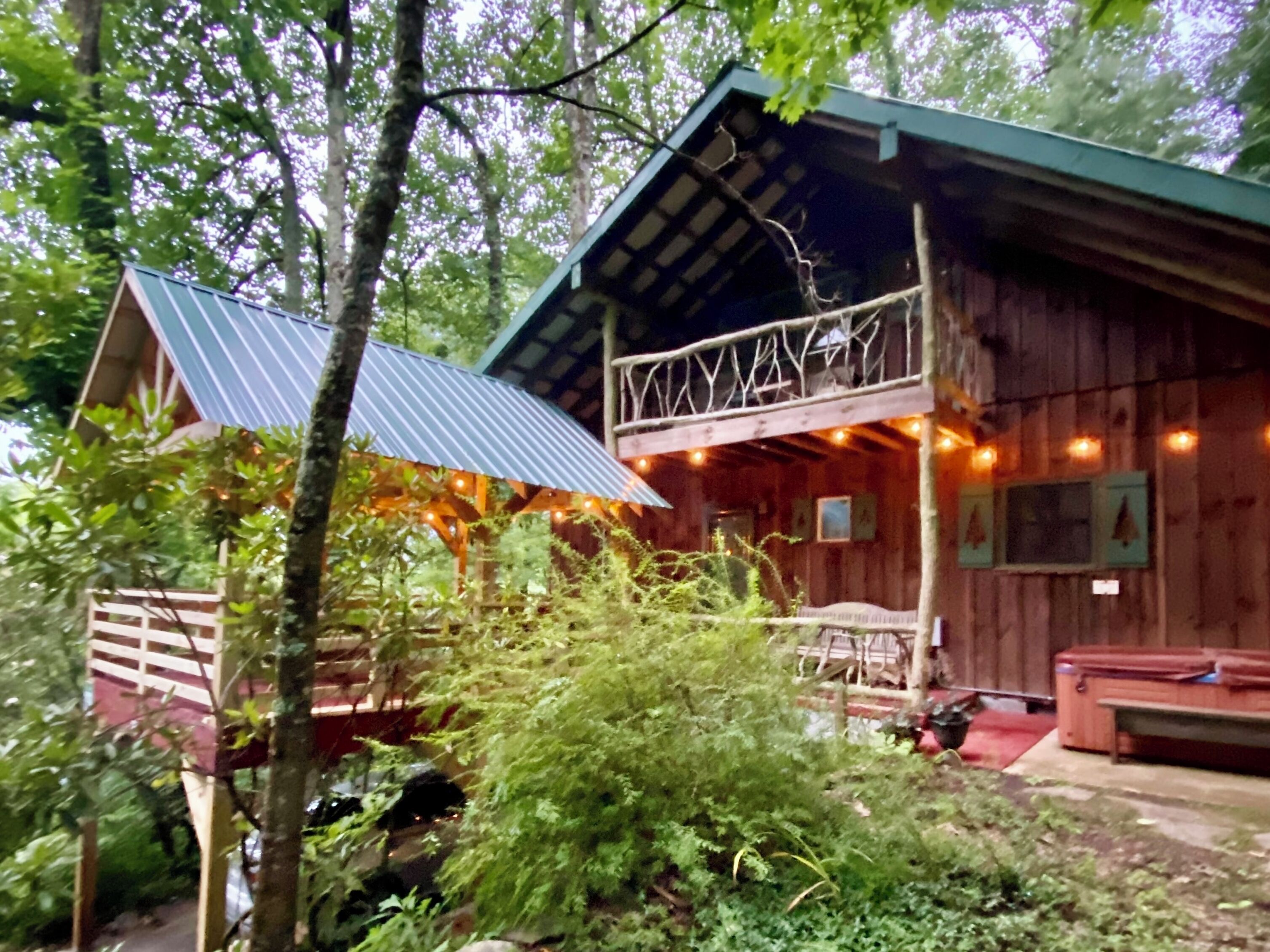 Hot Tub, 5 mins to the Blue Ridge Parkway, Gas Log Fireplace, Peaceful, Wifi, 