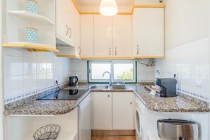 Frigorífico, microondas, horno y placa de cocina