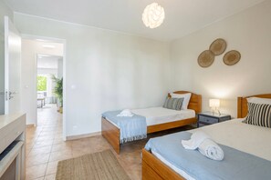 2 bedrooms, iron/ironing board, internet, bed sheets