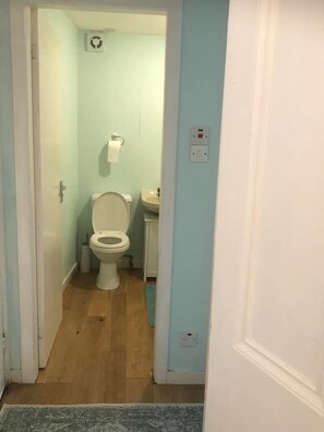 Duschwanne, Haartrockner, Handtücher, Toilettenpapier