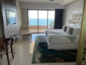 3 bedrooms, in-room safe, desk, blackout drapes