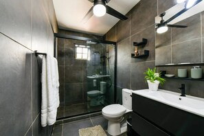 Douche, sĂšche-cheveux, serviettes fournies, papier toilette
