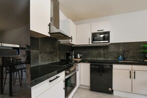 Frigorifero, microonde, forno, piano cottura
