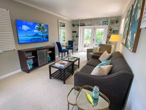 Smart TV, books - Seahorse Suite Bradenton Hideaway (Bradenton)