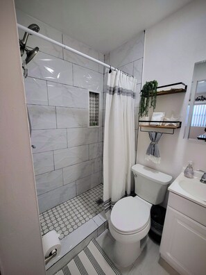 Dusj, hårføner, håndklær og såpe