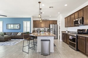 Frigorifero, microonde, forno, piano cottura