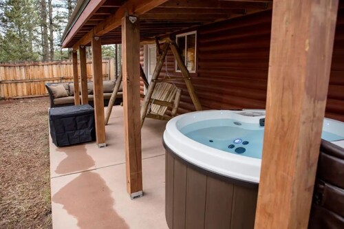 Cheerful 1-bedroom cabin with hot tub
