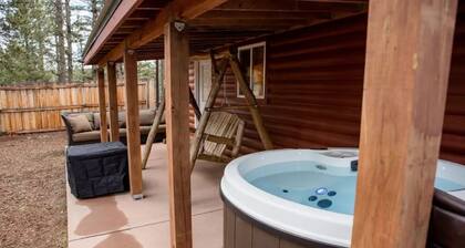 Cheerful 1-bedroom cabin with hot tub