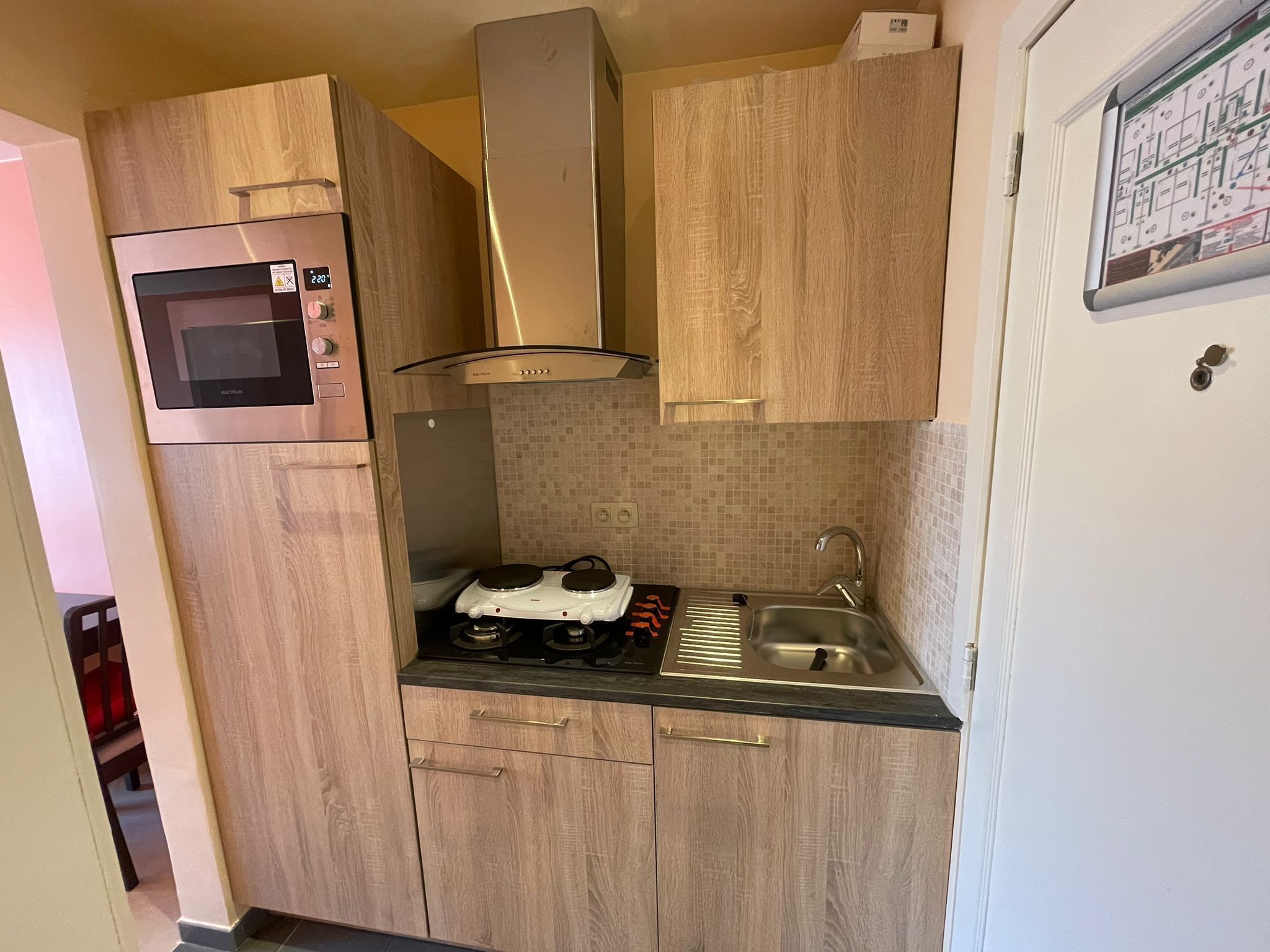 Kjøleskap, mikrobølgeovn, ovn og kokeplater