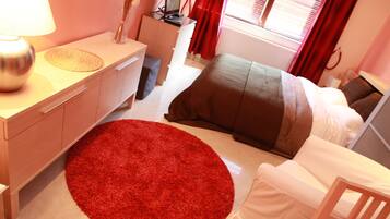 1 chambre, bureau, fer et planche Ă repasser, lit parapluie