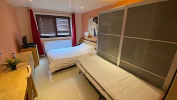 1 bilik tidur, meja, seterika/papan seterika, katil bayi mudah alih