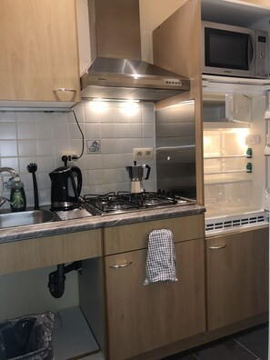 Een koelkast, een microgolfoven, een oven, een kookplaat