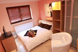 1 Schlafzimmer, Schreibtisch, Bügeleisen/Bügelbrett, Reisekinderbett