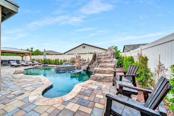 Una piscina al aire libre, una piscina climatizada