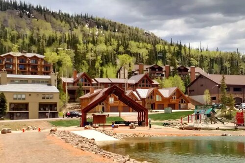 Cozy 2-Bed Mountain Condo with Stunning Views & Private Patio