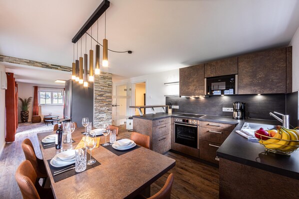 Køleskab, mikrobølgeovn, ovn, kogeplade