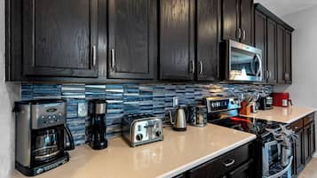 Refrigerador con freezer, microondas, horno, placa de cocina