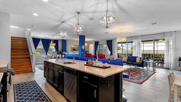 Refrigerador con freezer, microondas, horno, placa de cocina