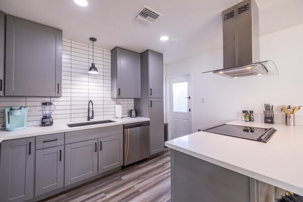 Réfrigérateur, micro-ondes, four, plaque de cuisson