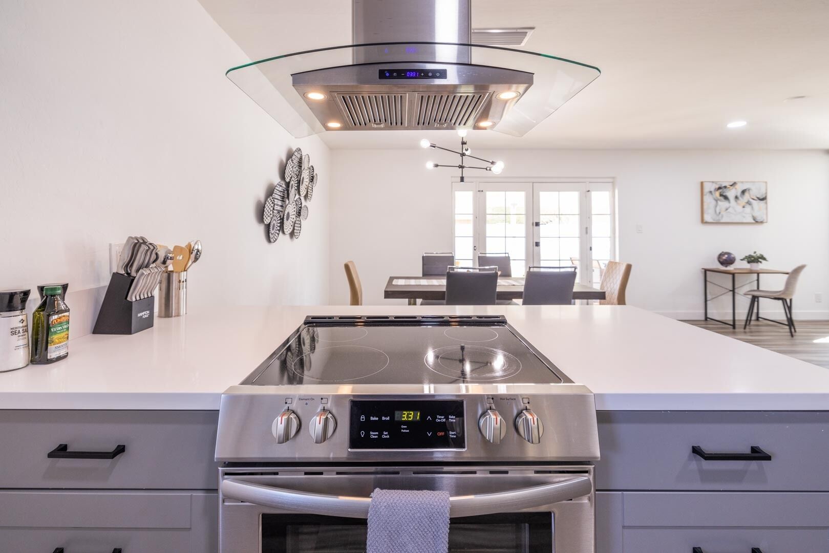 Geladeira, micro-ondas, fogão, cooktop