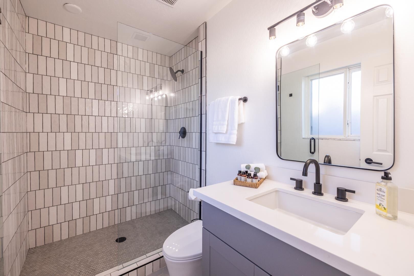 Combined shower/bathtub, hair dryer, towels