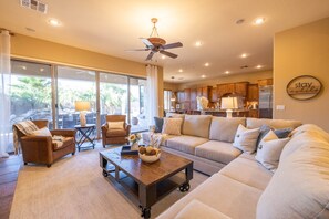 Televisor intel·ligent, llar de foc i oficines 