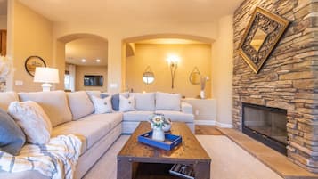 Una Smart TV, una chimenea, una oficina