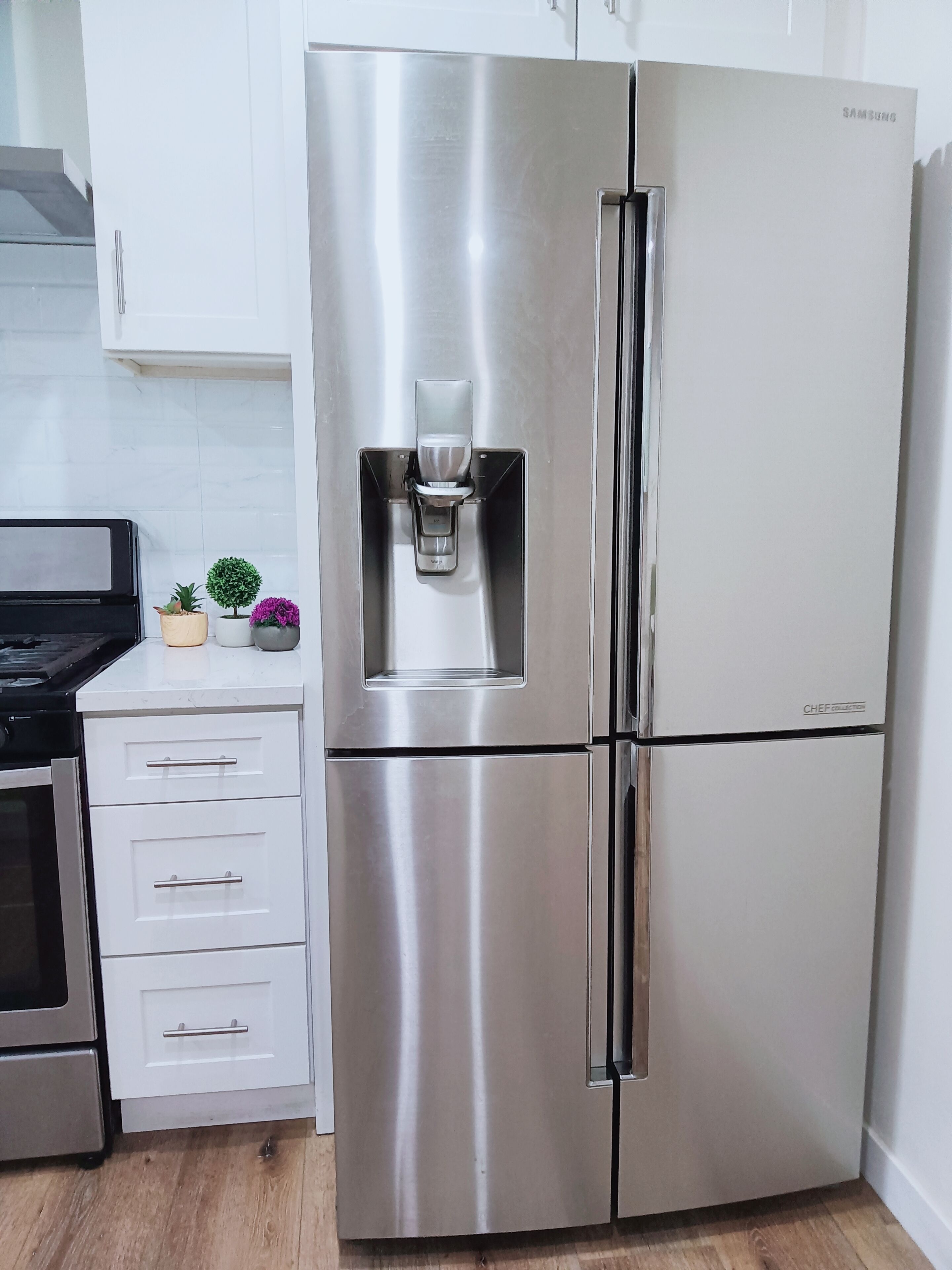 Réfrigérateur, micro-ondes, four, plaque de cuisson