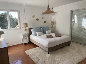 4 soverom, skrivebord, strykejern/-brett og reiseseng for barn