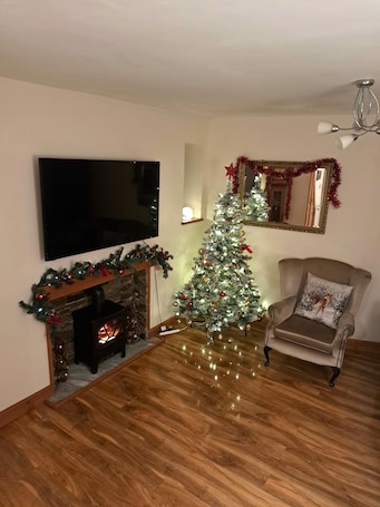 Interior. Tradional 2 bed cottage near Zip World, Beacons, Bike Park Wales Waterfalls
