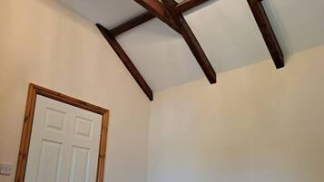 2 Schlafzimmer, Schreibtisch, Bügeleisen/Bügelbrett, Reisekinderbett